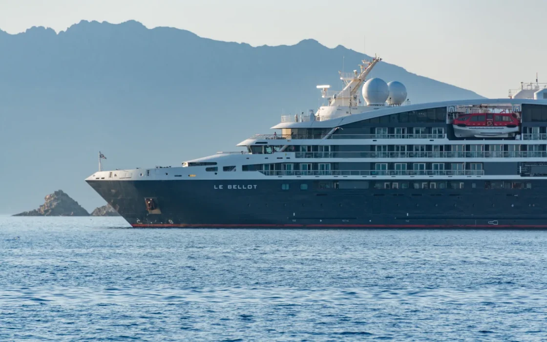 Pont d’un navire de croisière face à la mer