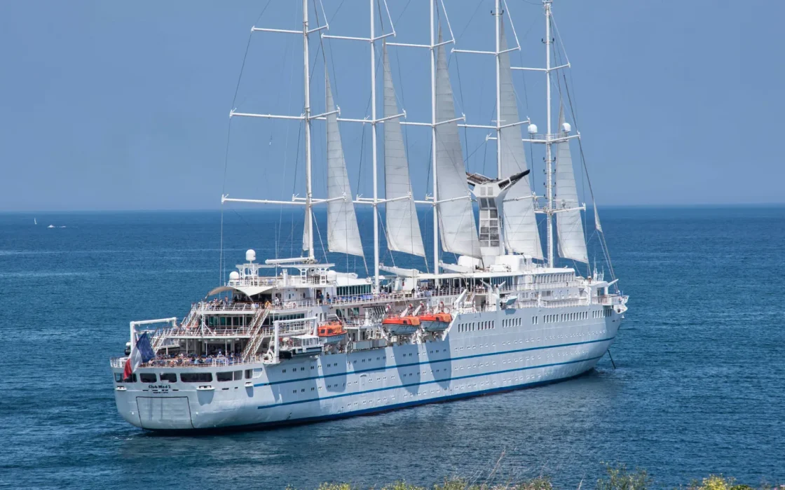 Bateau de croisière naviguant en mer