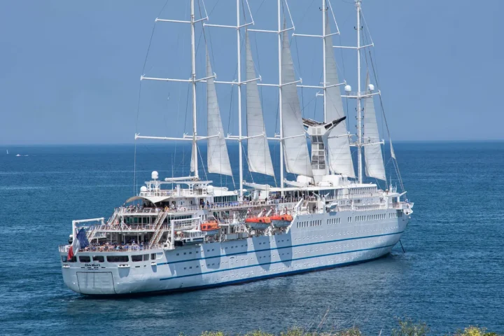 Bateau de croisière naviguant en mer