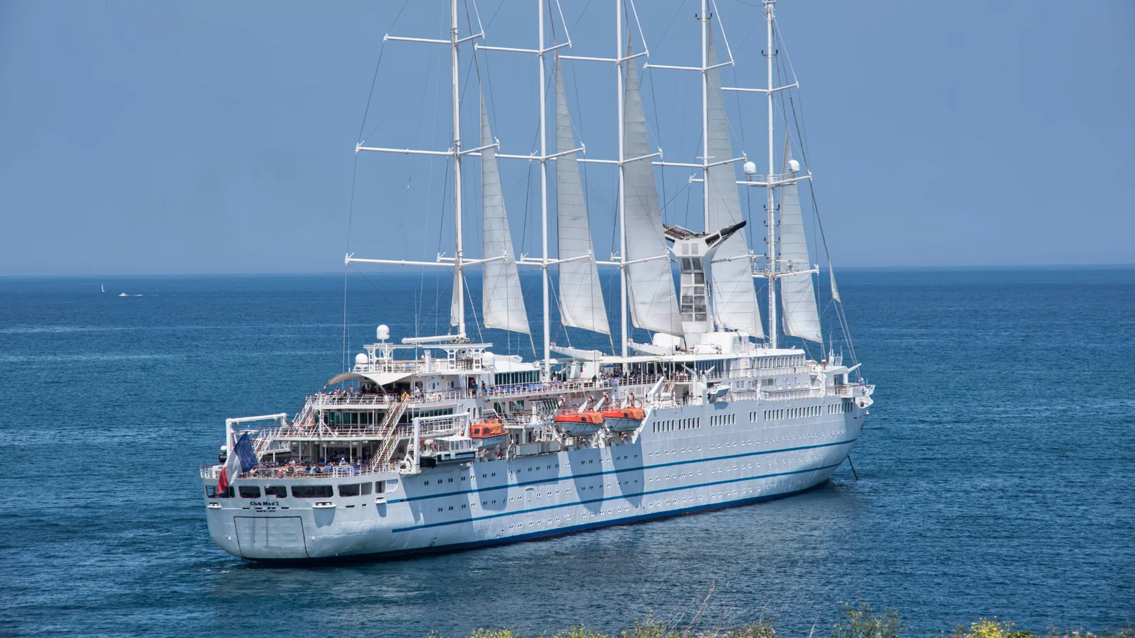 Bateau de croisière naviguant en mer