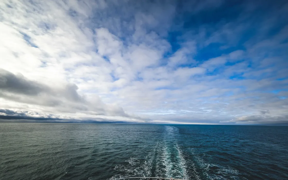 Pont d’un navire de croisière face à la mer
