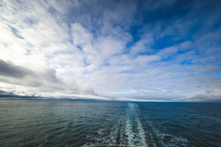 Pont d’un navire de croisière face à la mer