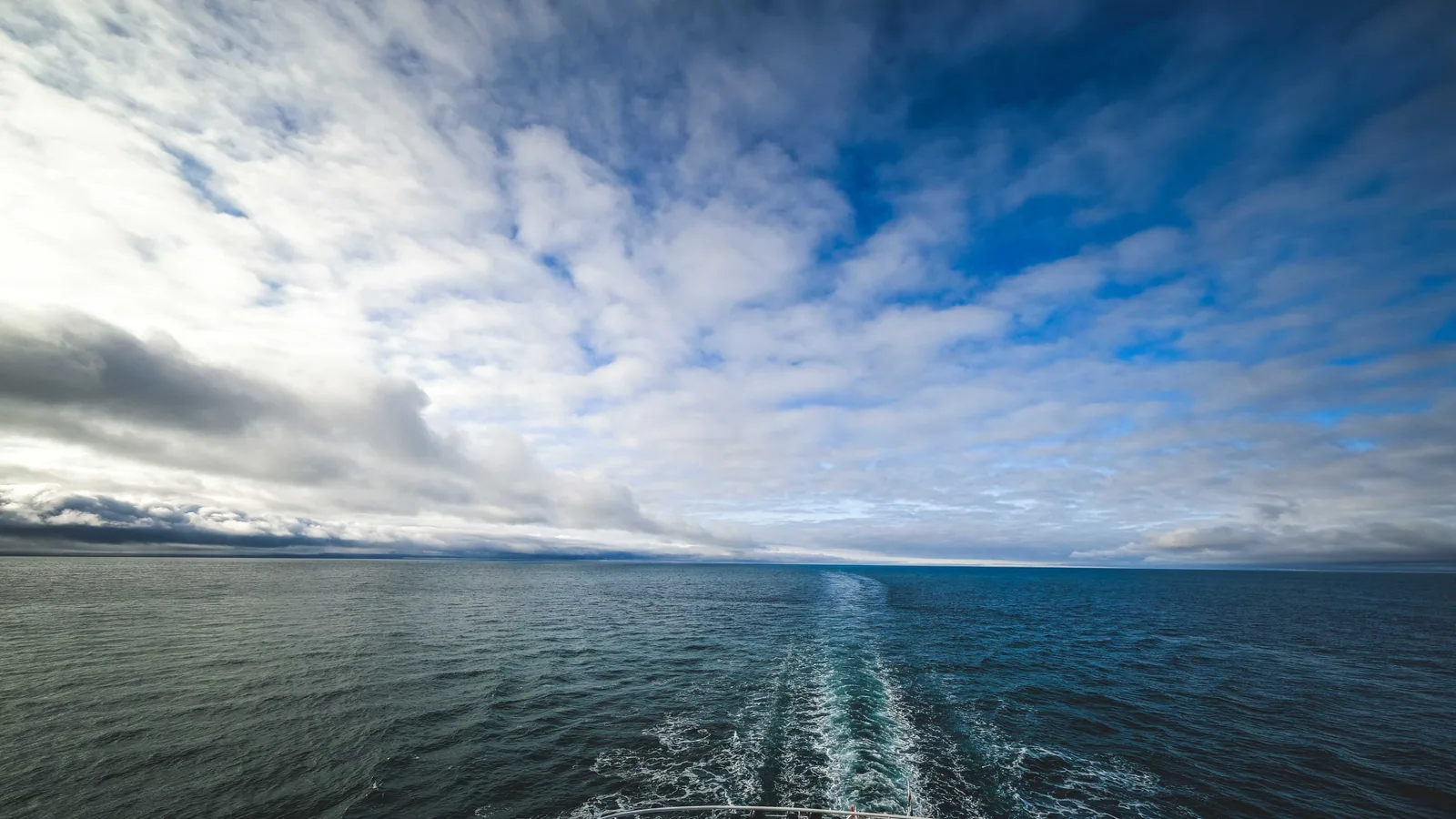 Pont d’un navire de croisière face à la mer