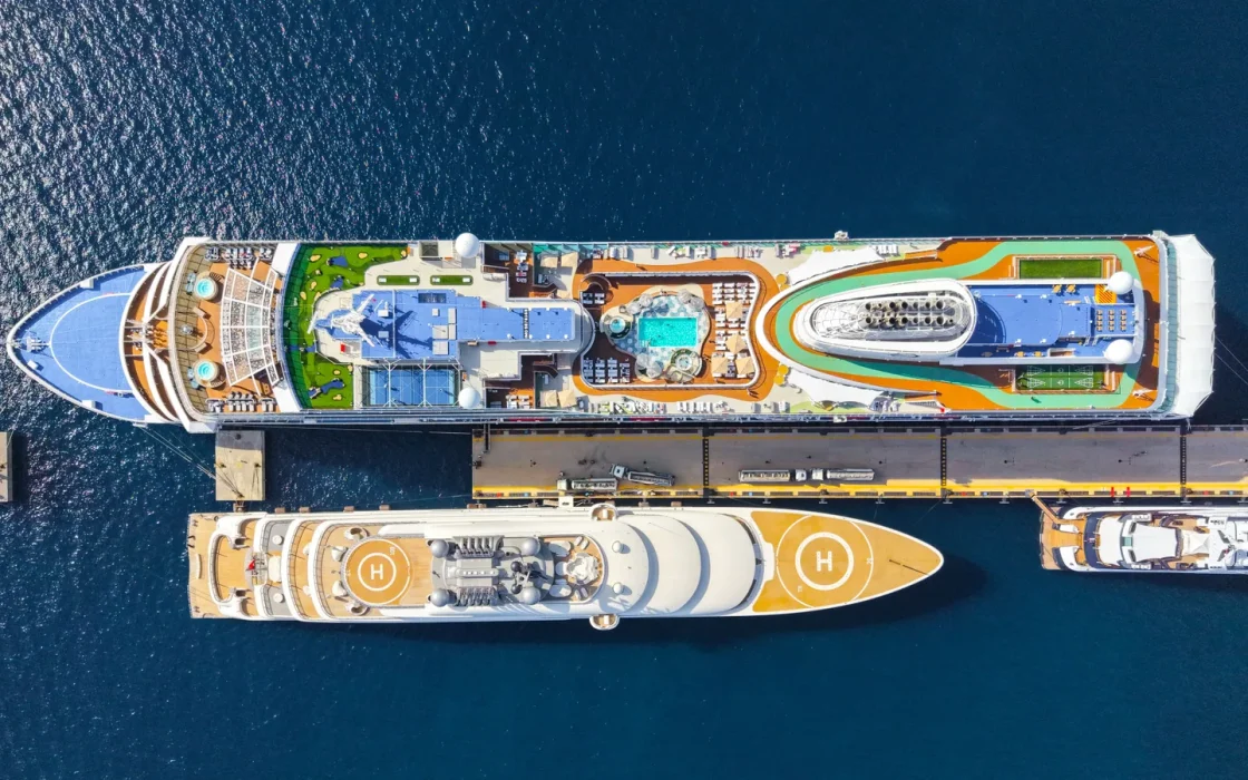 Navire de croisière en mer vu depuis le pont