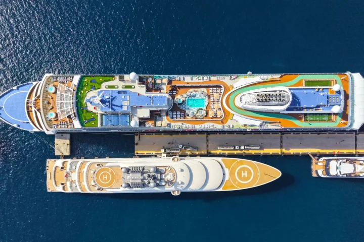 Navire de croisière en mer vu depuis le pont