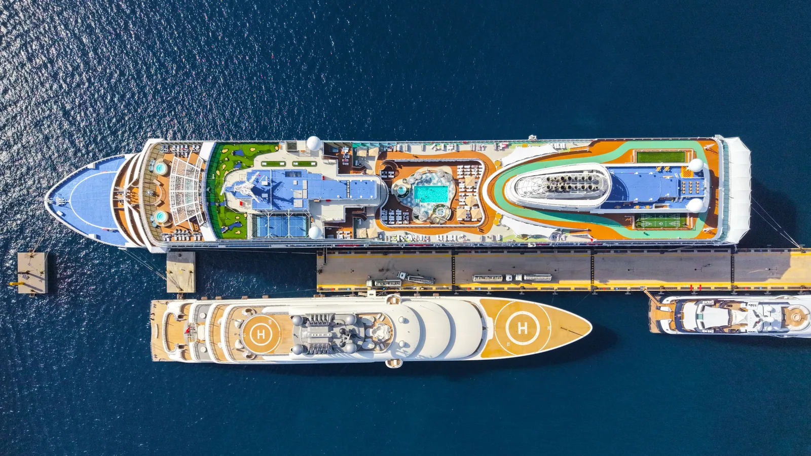 Navire de croisière en mer vu depuis le pont