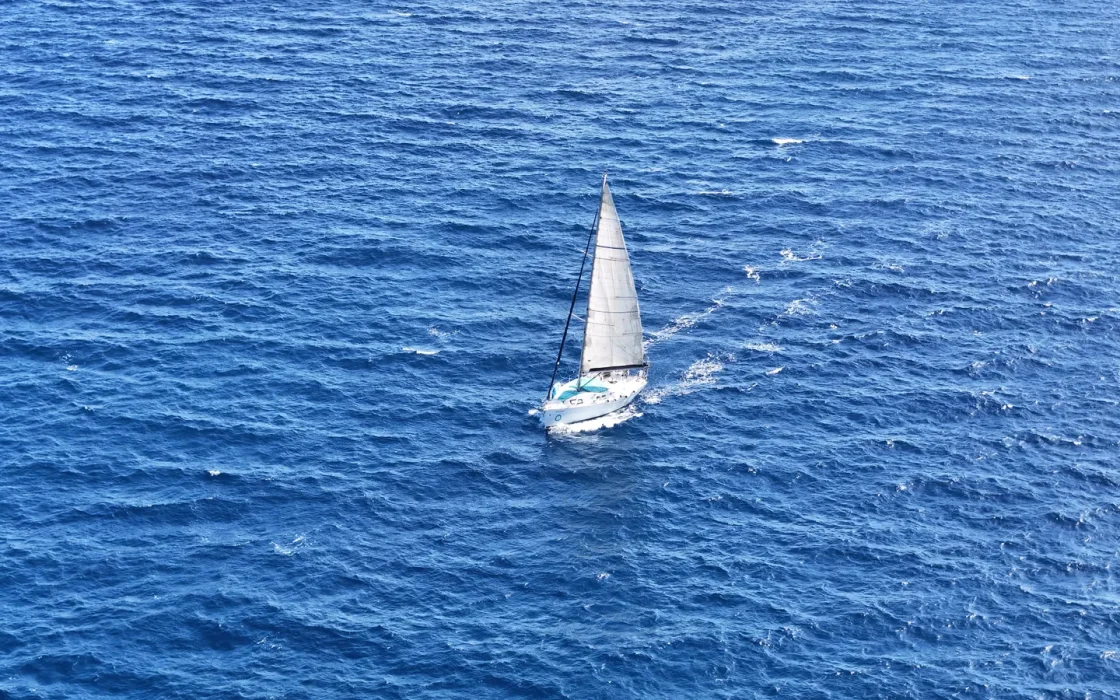 Voilier en mer pour illustrer quand partir croisière Caraïbes