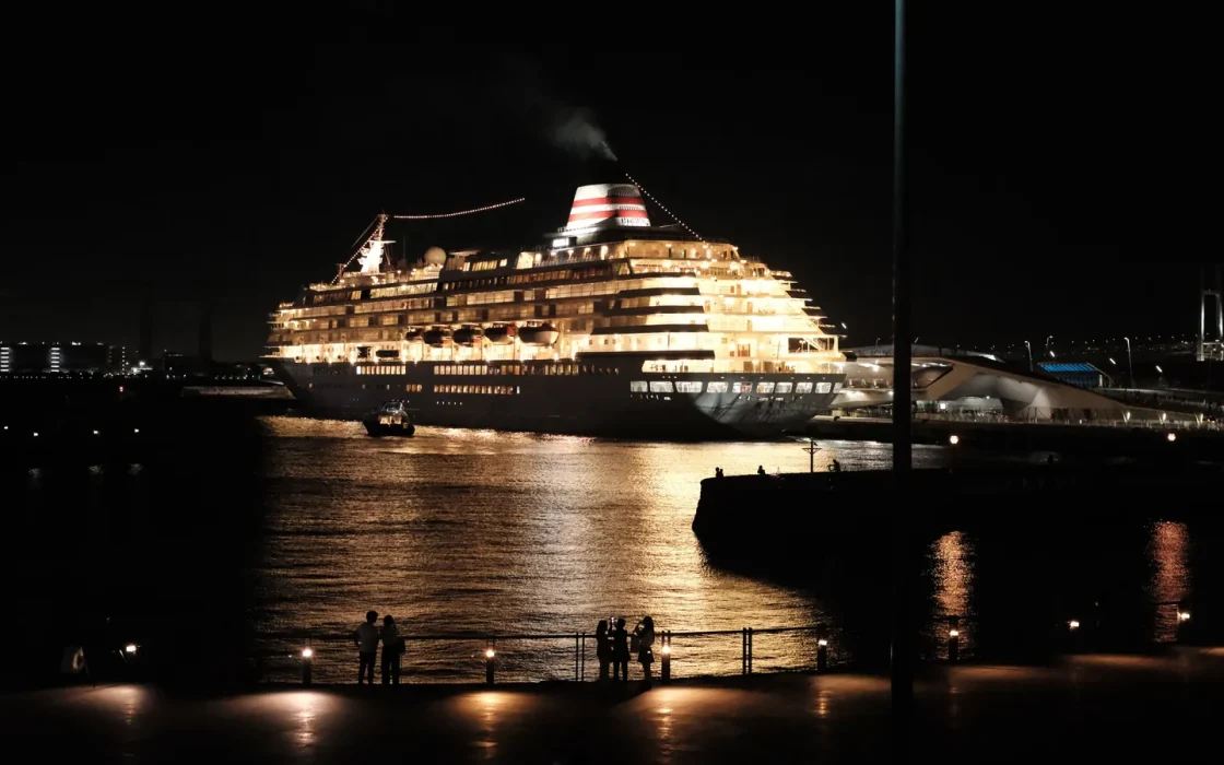 Pont d’un navire de croisière face à la mer