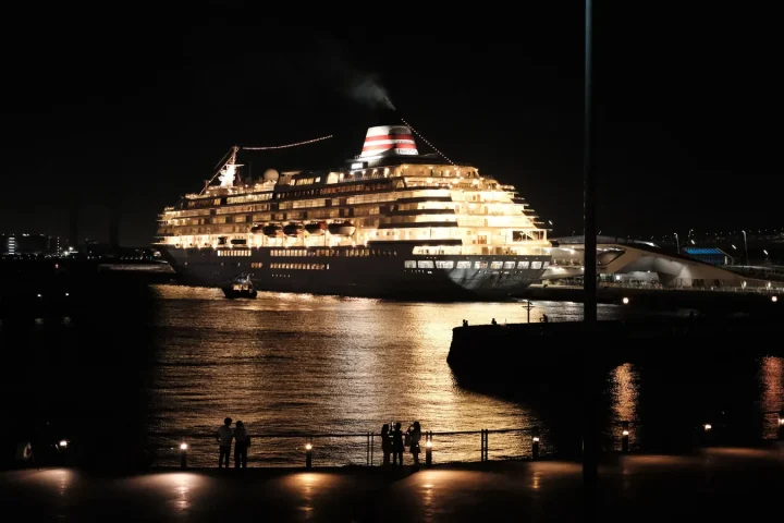 Pont d’un navire de croisière face à la mer