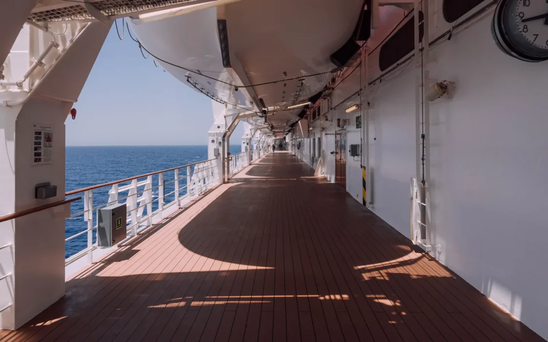 Pont d’un navire de croisière face à la mer