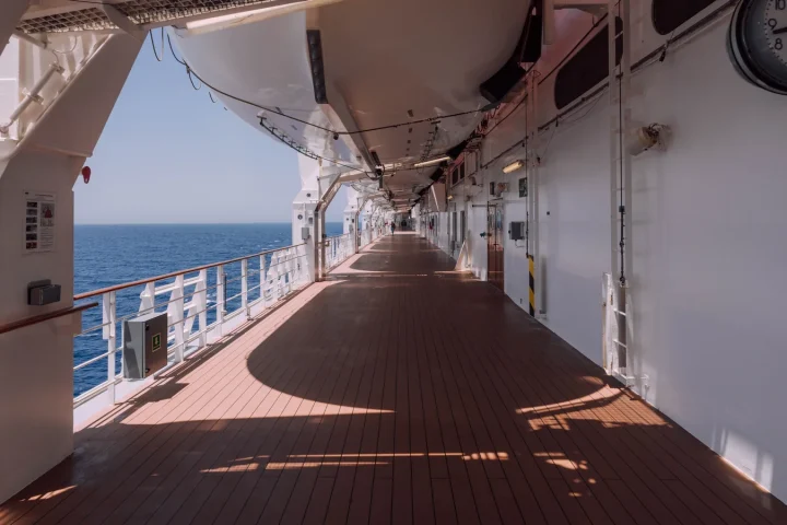 Pont d’un navire de croisière face à la mer