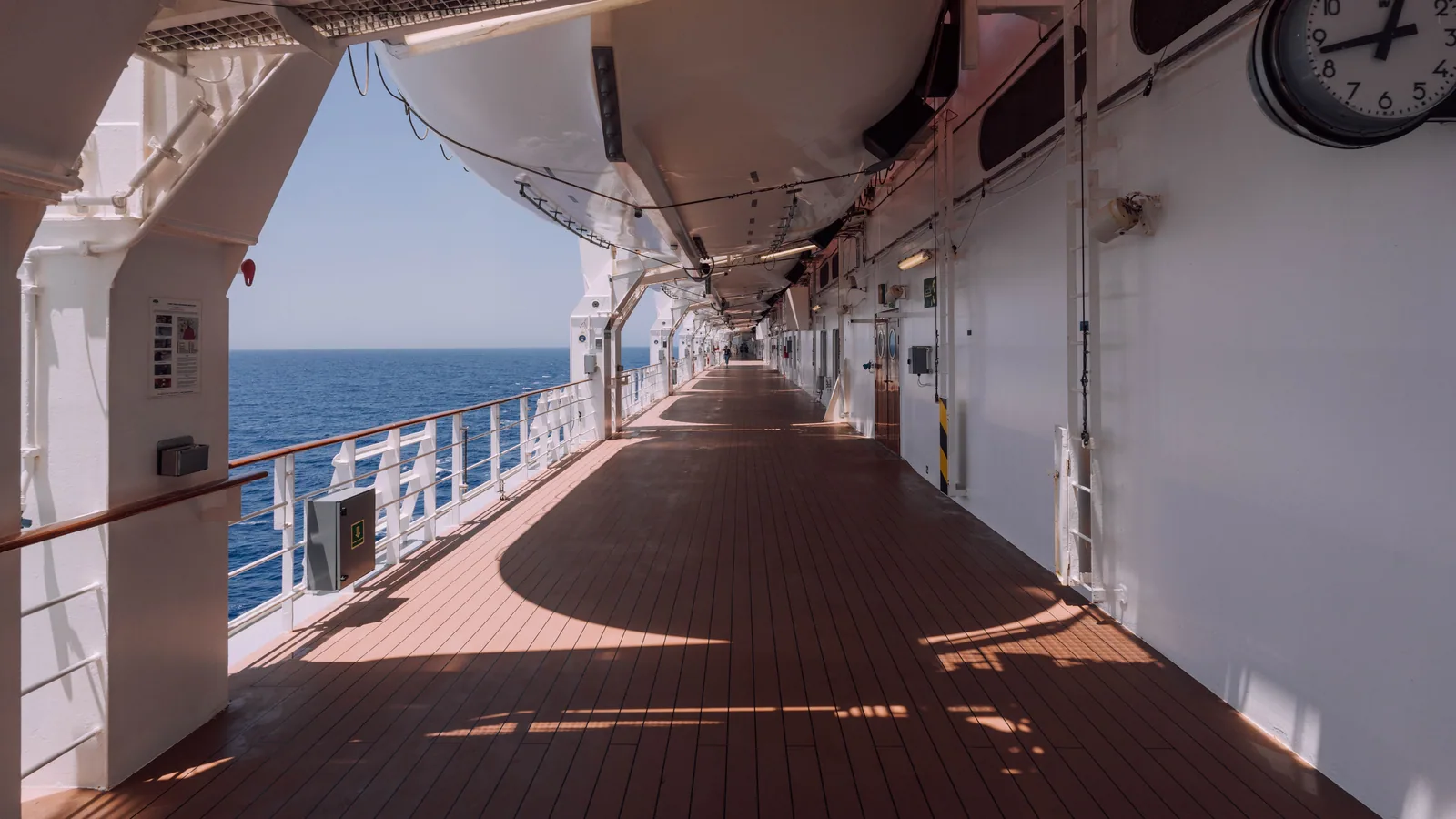 Pont d’un navire de croisière face à la mer