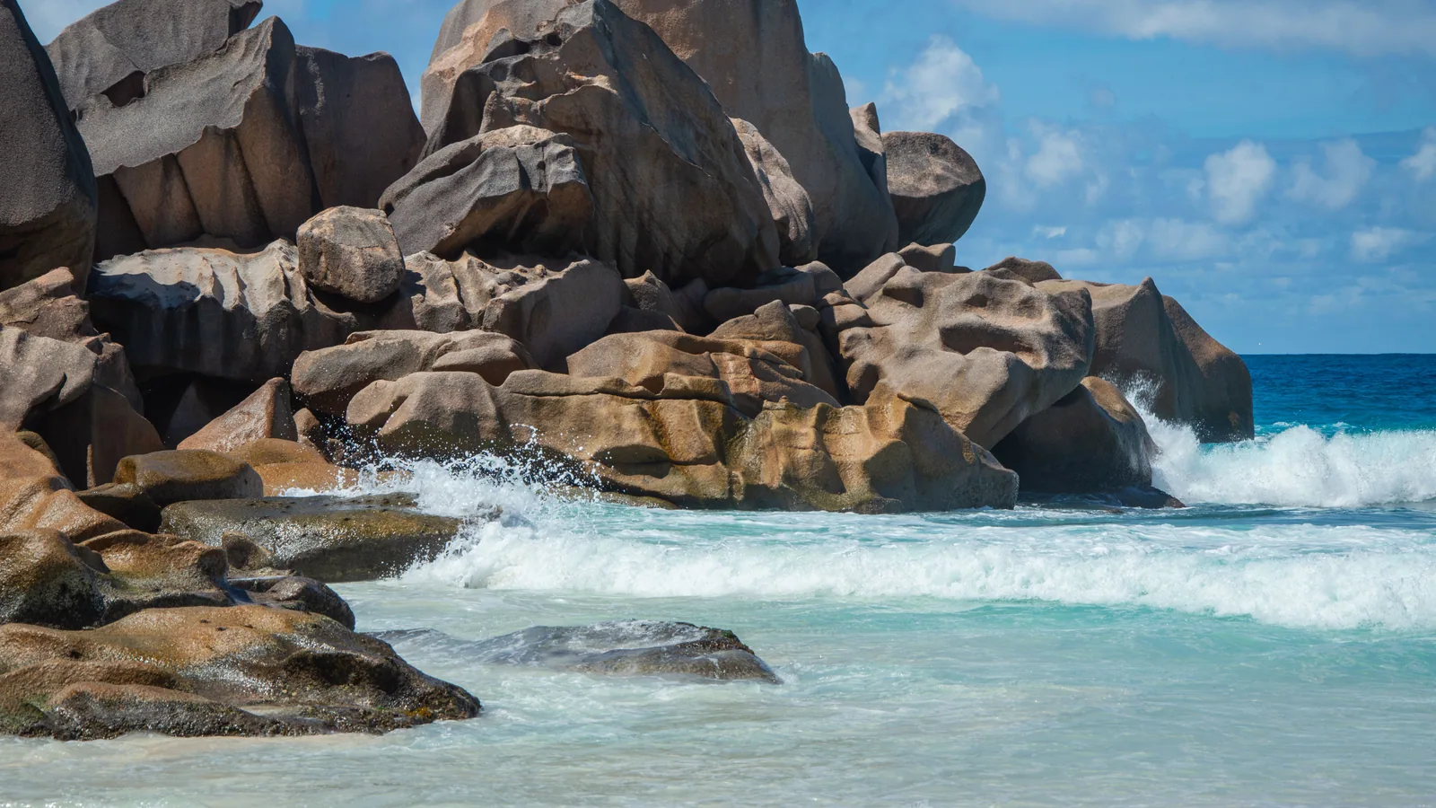 Voilier en mer pour illustrer croisière Seychelles ou Maldives