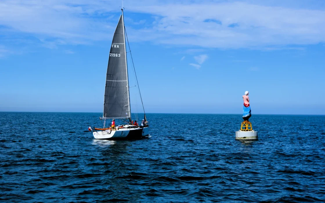 Bateau de croisière naviguant en mer