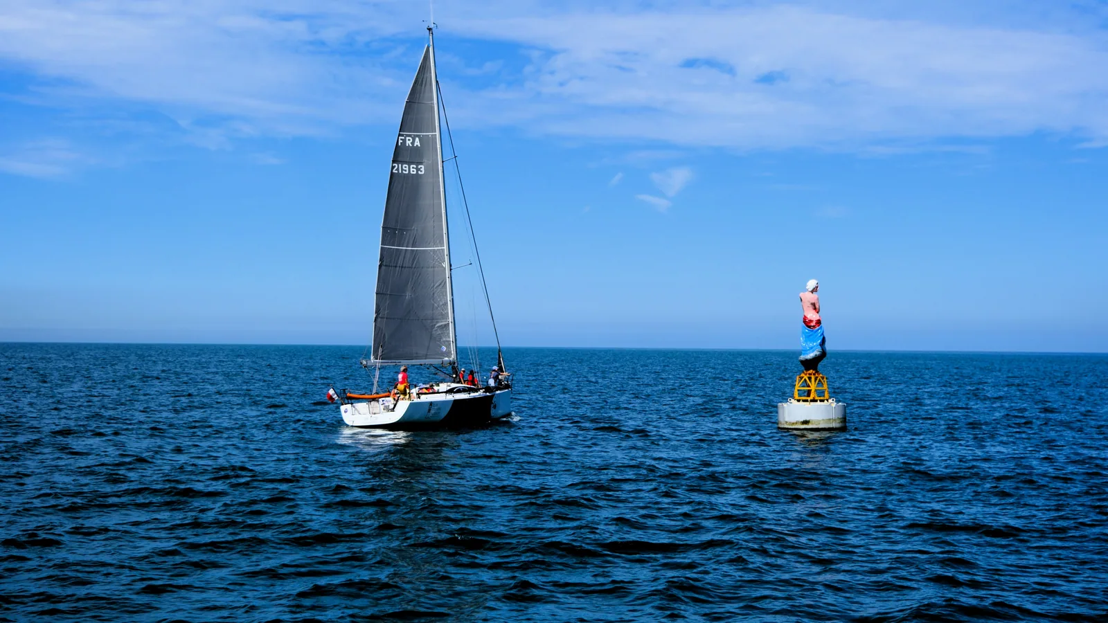 Bateau de croisière naviguant en mer