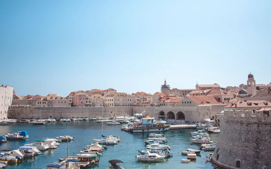 Voilier en mer pour illustrer départ croisière Split ou Dubrovnik