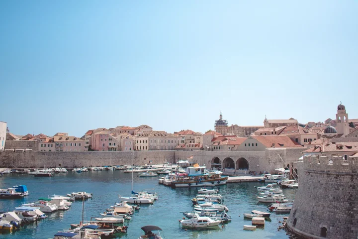 Voilier en mer pour illustrer départ croisière Split ou Dubrovnik