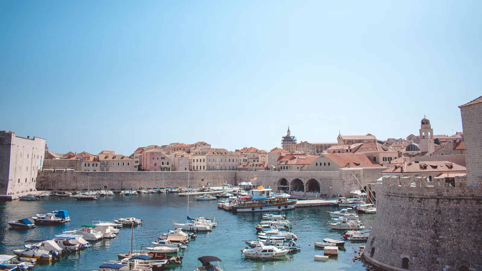 Voilier en mer pour illustrer départ croisière Split ou Dubrovnik