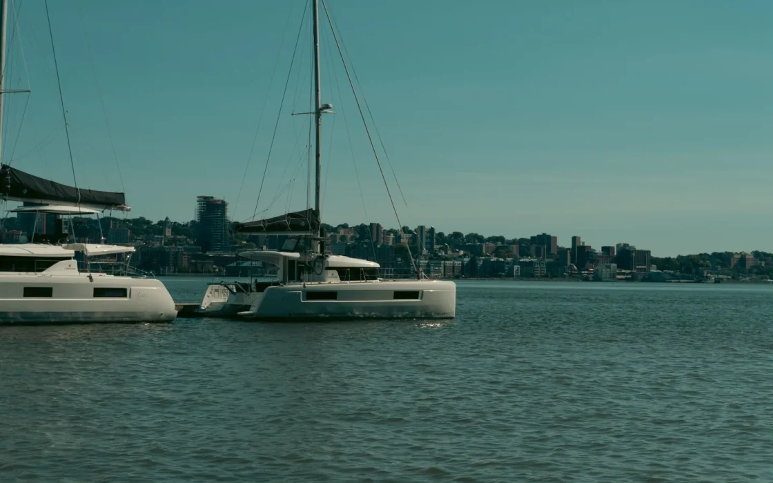 Bateau de croisière naviguant en mer