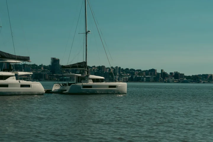 Bateau de croisière naviguant en mer