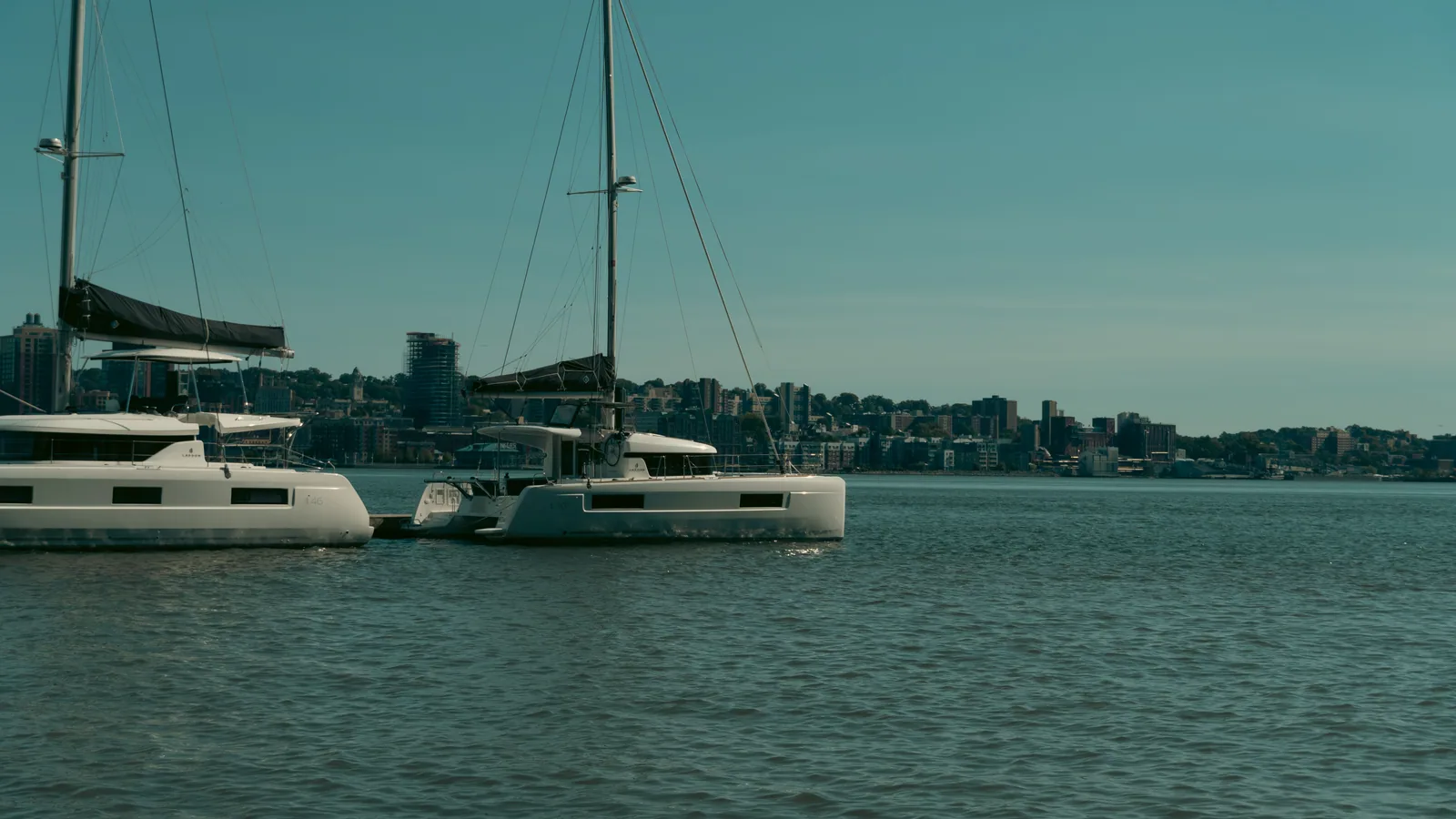 Bateau de croisière naviguant en mer