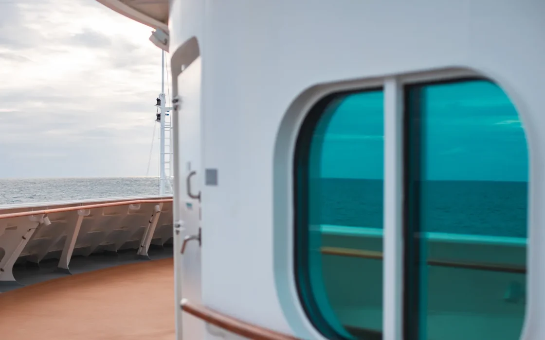 Pont d’un navire de croisière face à la mer