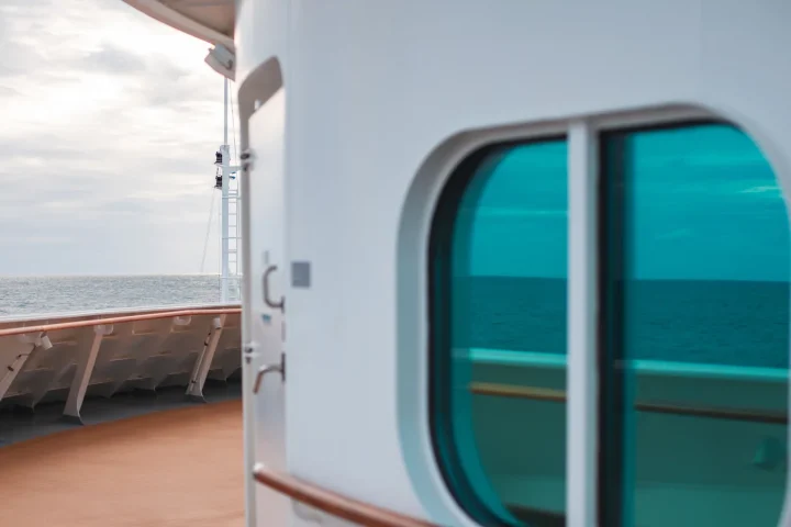 Pont d’un navire de croisière face à la mer
