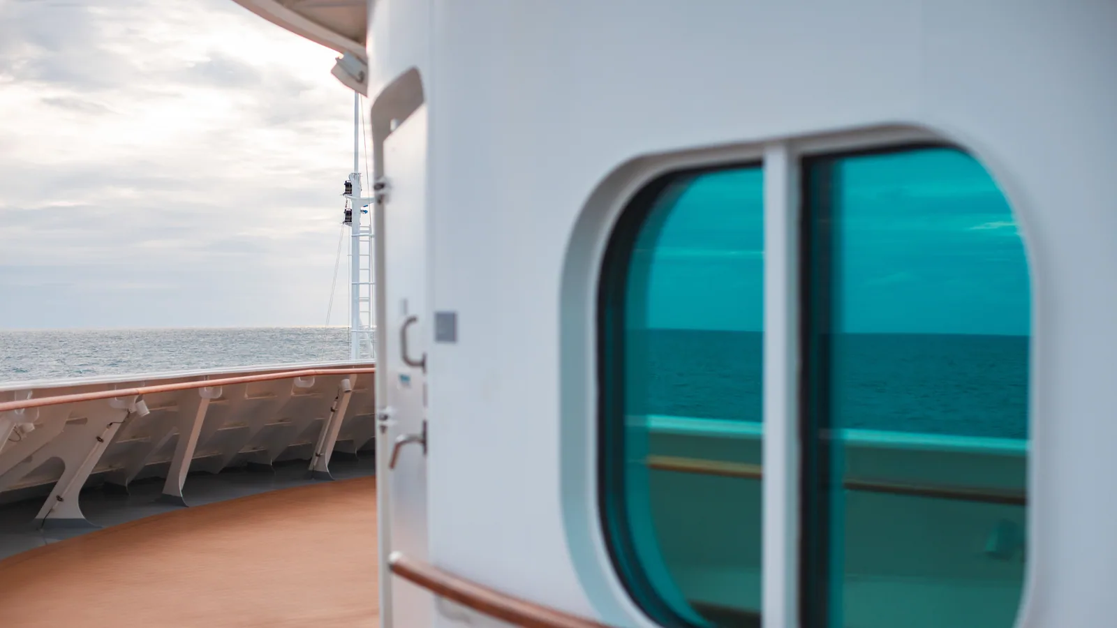 Pont d’un navire de croisière face à la mer
