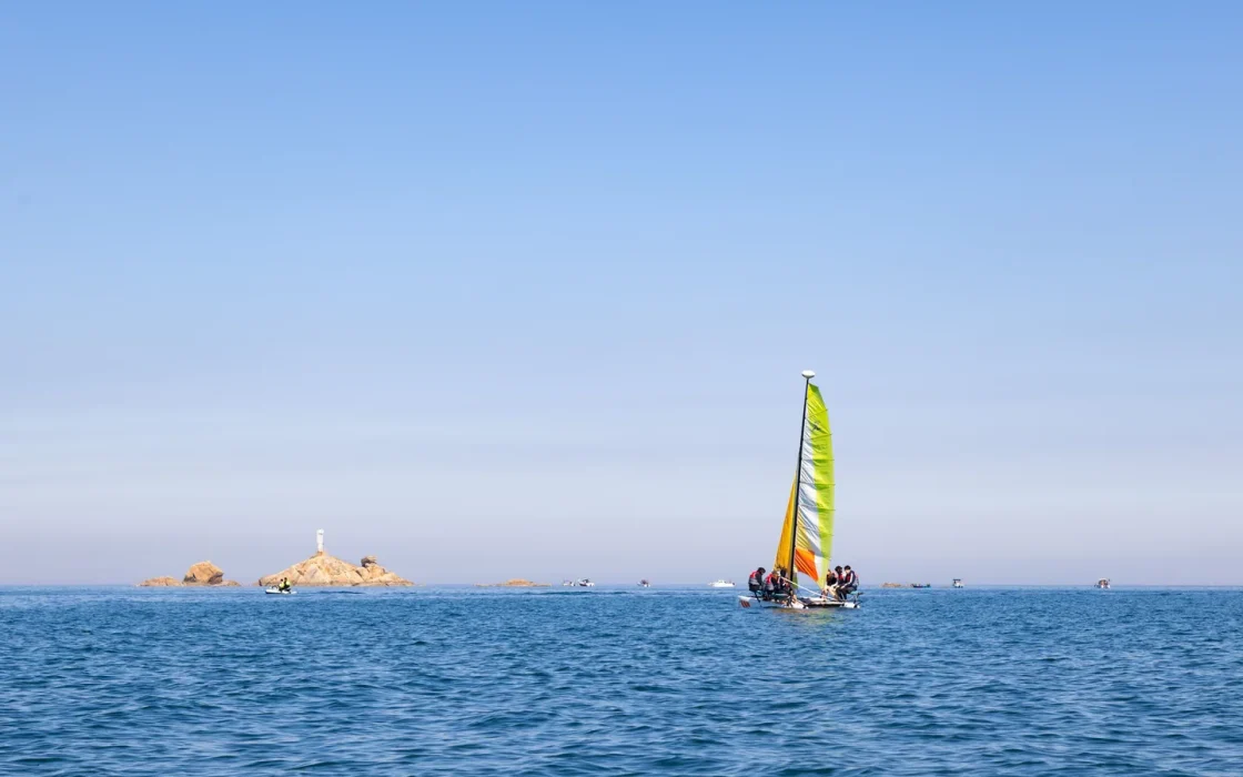Bateau de croisière naviguant en mer