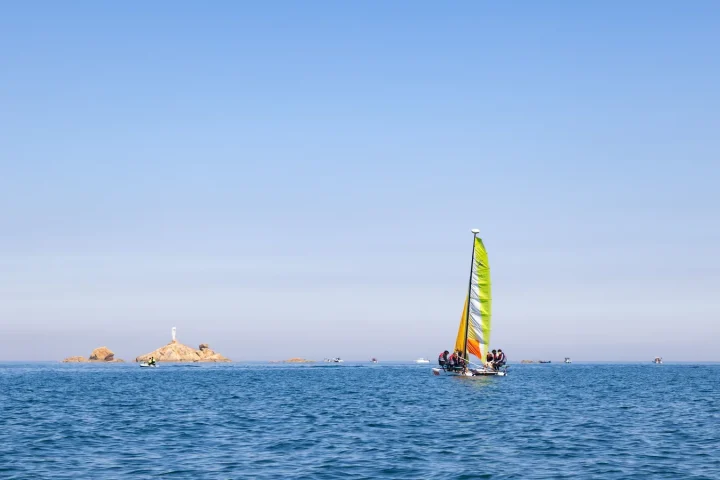 Bateau de croisière naviguant en mer