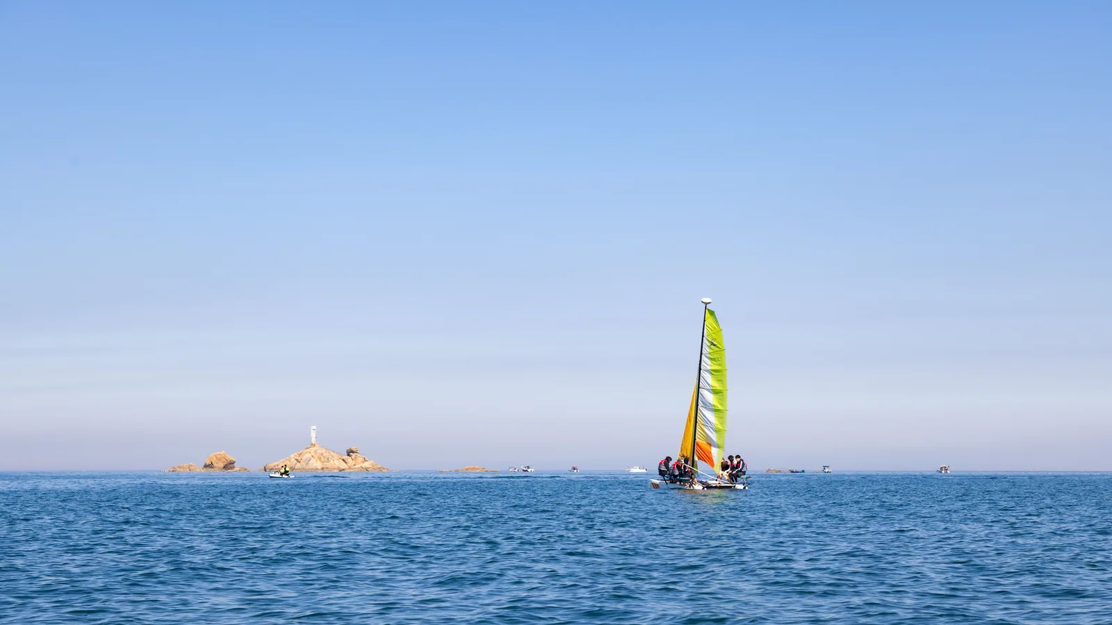 Bateau de croisière naviguant en mer