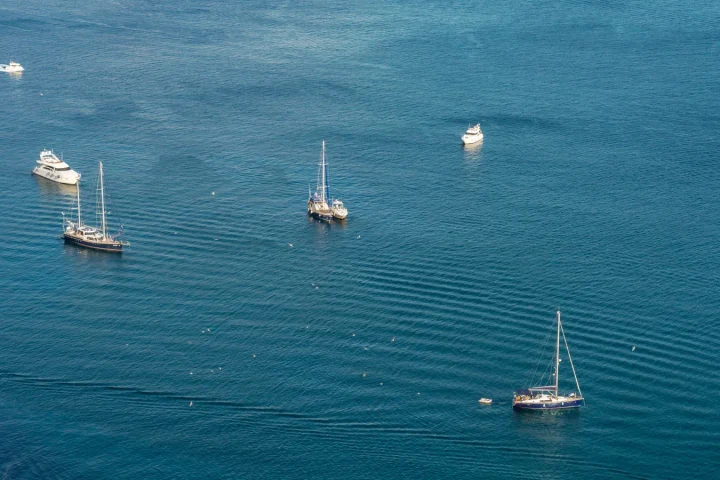Bateau de croisière naviguant en mer