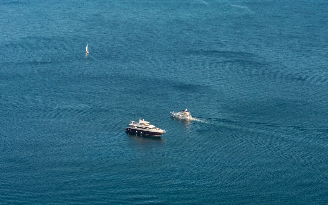 Bateau de croisière naviguant en mer