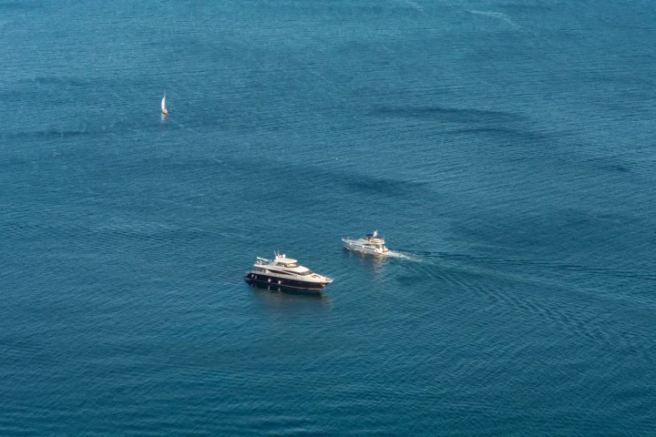 Bateau de croisière naviguant en mer